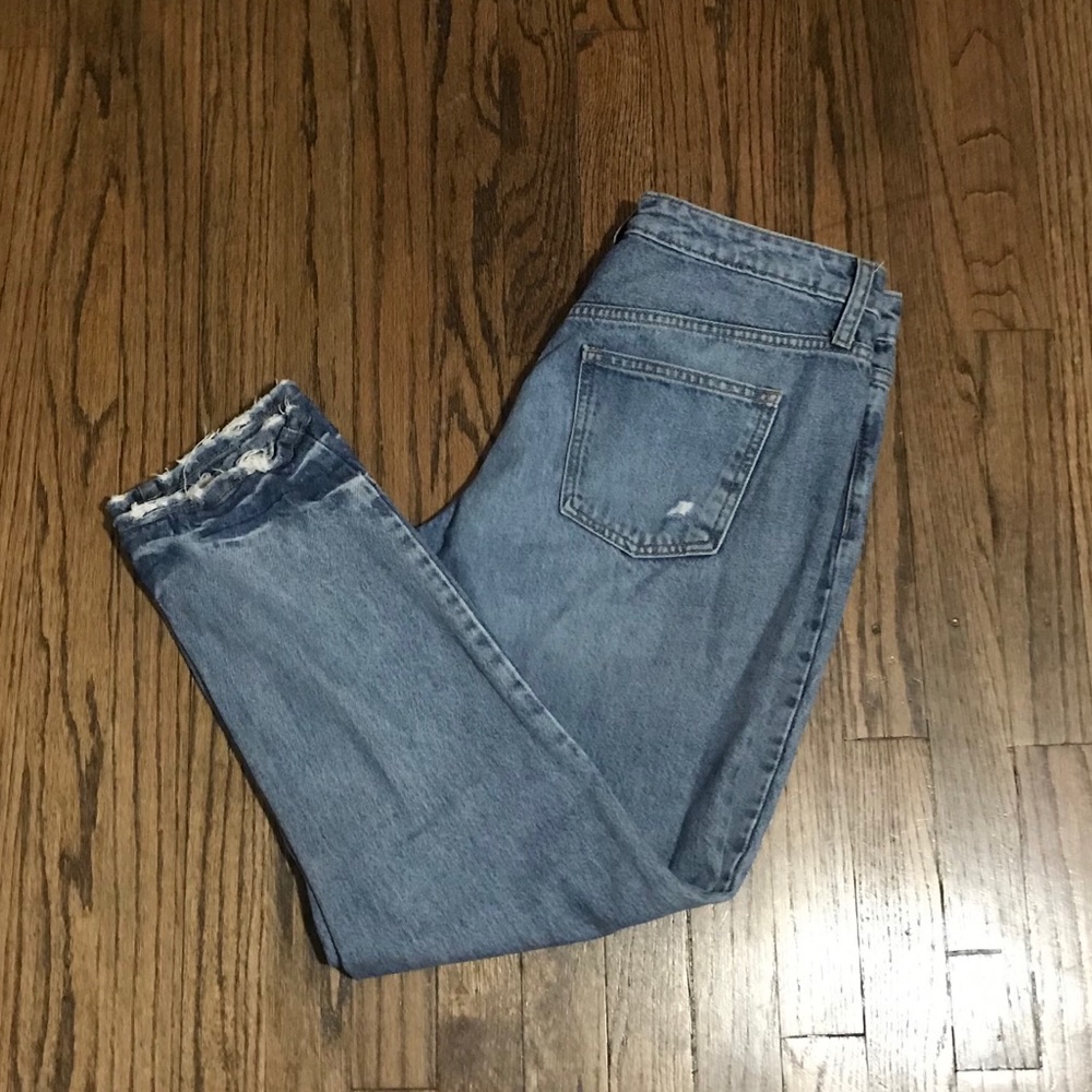 SOLD ☀️ Universal Thread Distressed Mom Jean